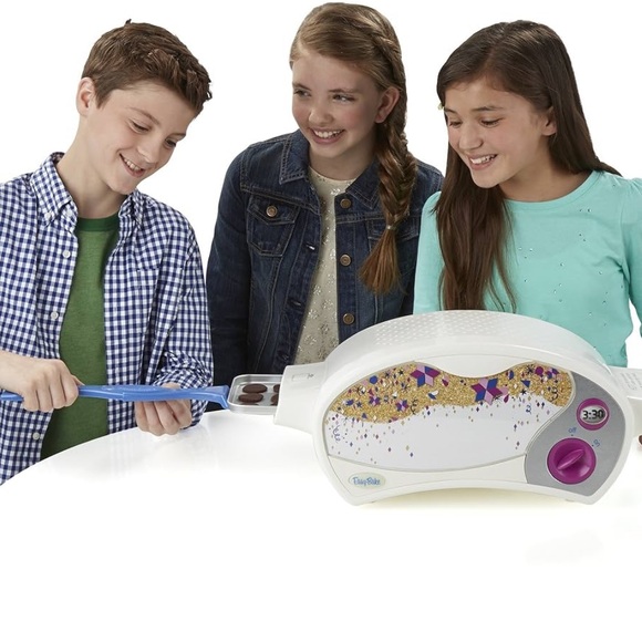 Easy-Bake Ultimate Oven Baking Star Edition - Picture 3 of 6